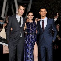Robert Pattinson, Kristen Stewart y Taylor Lautner en el estreno de 'Amanecer. Parte 1' en Los Ángeles