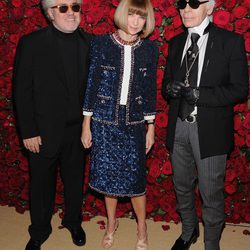 Pedro Almodóvar, Anna Wintour y Karl Lagerfeld en el homenaje a Pedro Almodóvar en el MoMA