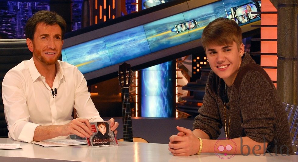 Justin Bieber y Pablo Motos muy sonrientes en 'El Hormiguero'
