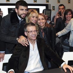 Piqué y Shakira con los padres de Gerard en la presentación de 'Dues Vides'
