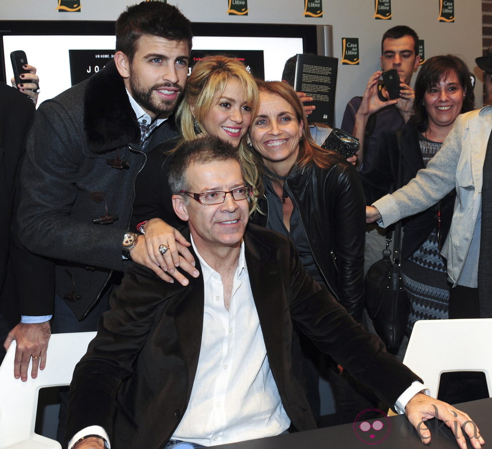 Piqué y Shakira con los padres de Gerard en la presentación de 'Dues Vides'