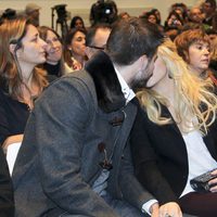 Gerard Piqué y Shakira besándose en la presentación de 'Dues Vides'