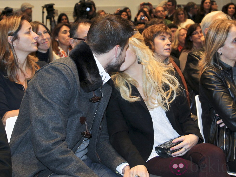 Gerard Piqué y Shakira besándose en la presentación de 'Dues Vides'