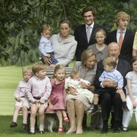 Los Reyes Alberto y Paola de Bélgica con todos sus nietos