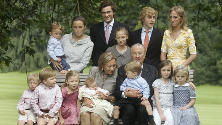 Los Reyes Alberto y Paola de Bélgica con todos sus nietos