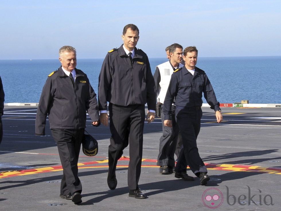 El Príncipe Felipe visita el buque 'Juan Carlos I' en Rota