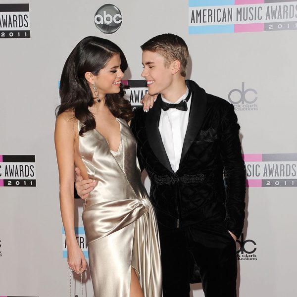 Selena Gomez y Justin Bieber muy cariñosos en los American Music Awards La romántica y