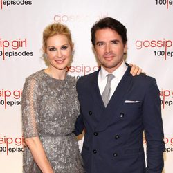 Kelly Rutherford y Matthew Settle en la fiesta de los 100 capítulos de Gossip Girl