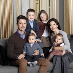 Los Príncipes Federico y Mary de Dinamarca con sus cuatro hijos