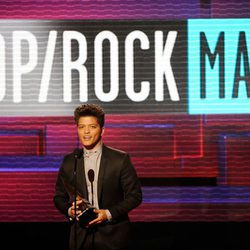 Bruno Mars recoge su premio en los American Music Awards 2011