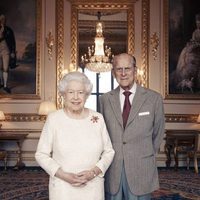La Reina Isabel y el Duque de Edimburgo en un posado oficial por su 70 aniversario de bodas