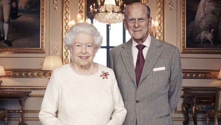La Reina Isabel y el Duque de Edimburgo en un posado oficial por su 70 aniversario de bodas
