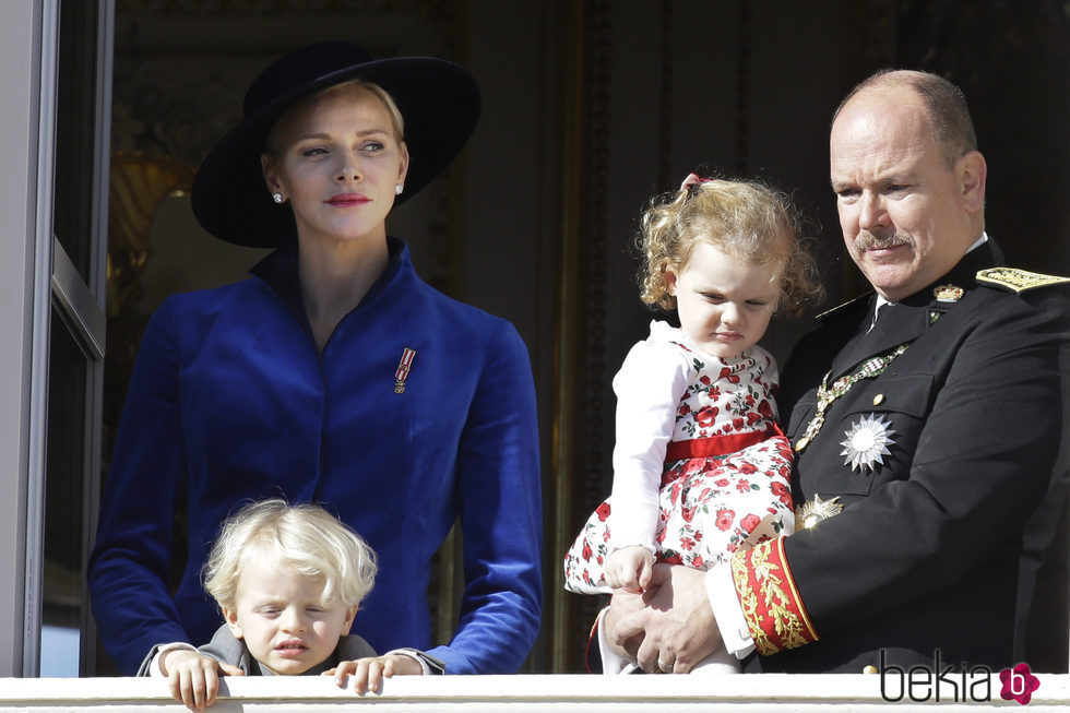 Charlene de Mónaco con el Príncipe Alberto y sus hijos en el Día Nacional de Mónaco