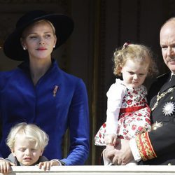 Charlene de Mónaco con el Príncipe Alberto y sus hijos en el Día Nacional de Mónaco