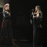 Pink y Kelly Clarkson actuando en los American Music Awards 2017