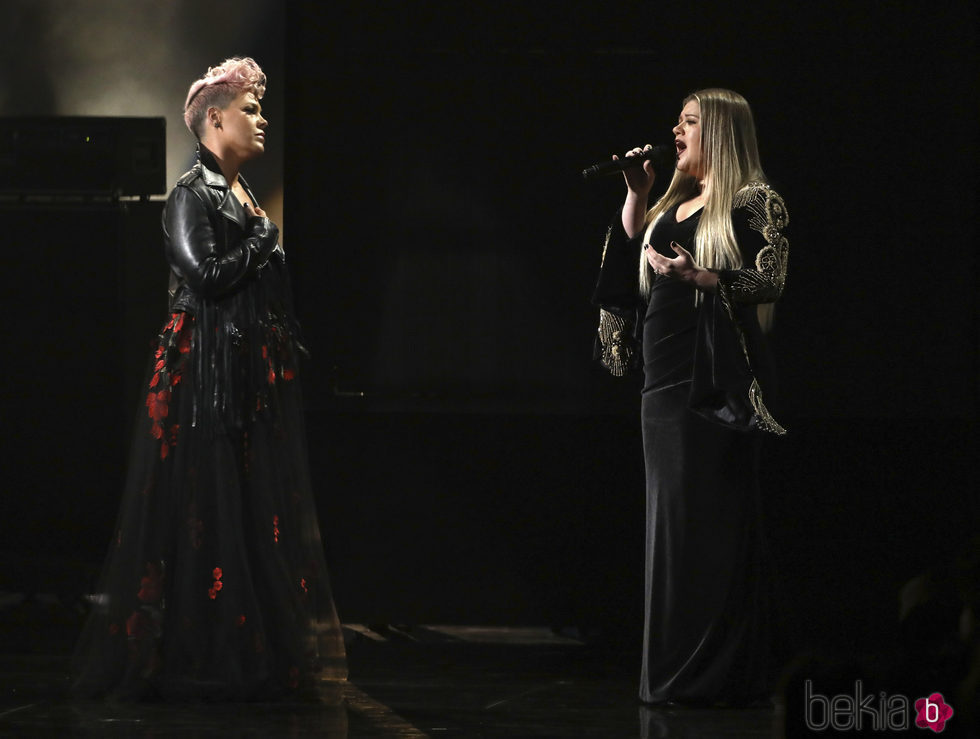 Pink y Kelly Clarkson actuando en los American Music Awards 2017