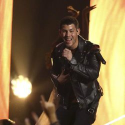 Nick Jonas actuando en los American Music Awards 2017