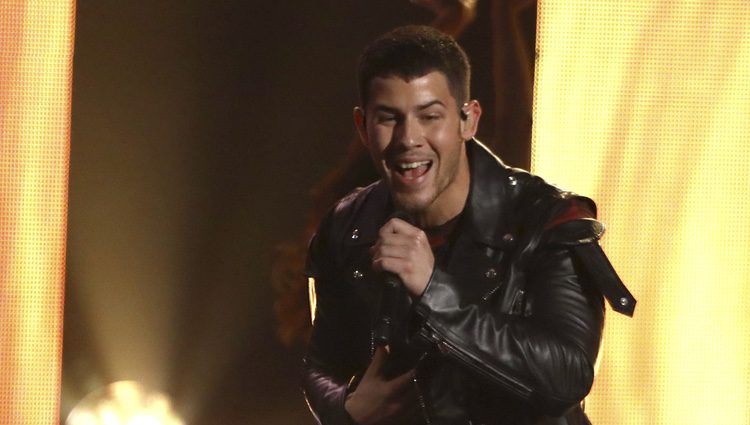 Nick Jonas actuando en los American Music Awards 2017