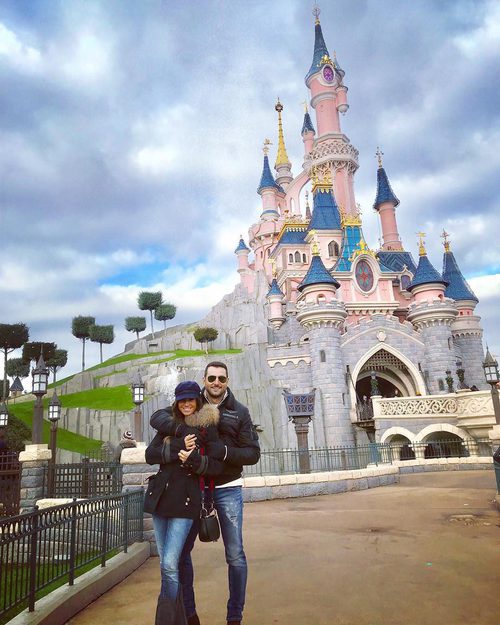 Antonio Velázquez y Marta González de viaje en Disneyland París
