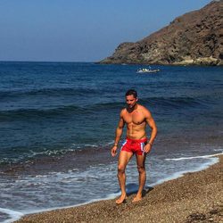 David Bisbal paseando por una playa del Cabo de Gata