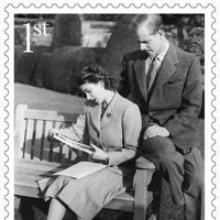 Sello conmemorativo con una foto de la luna de miel de la Reina Isabel y el Duque de Edimburgo por su 70 aniversario de boda