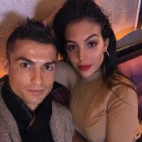 Cristiano Ronaldo y Georgina Rodríguez haciéndose una selfie romántica