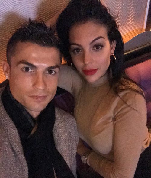 Cristiano Ronaldo y Georgina Rodríguez haciéndose una selfie romántica