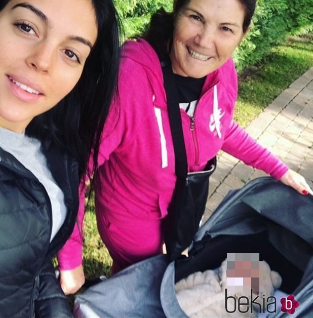Georgina Rodríguez y Dolores Aveiro disfrutando de un paseo