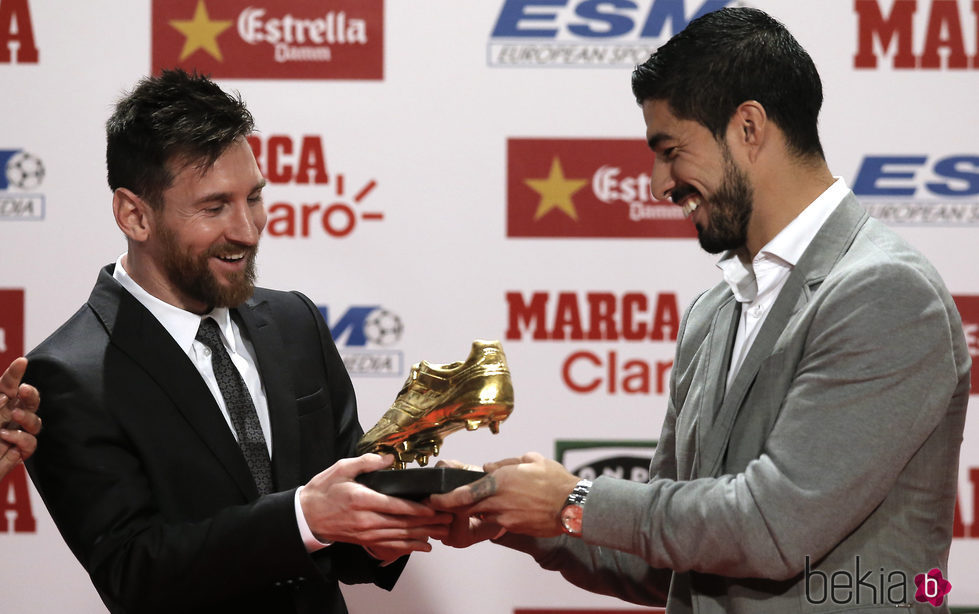 Leo Messi recibiendo su cuarta Bota de Oro de la mano de Luis Suárez