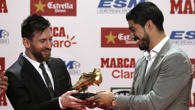 Leo Messi recibiendo su cuarta Bota de Oro de la mano de Luis Suárez