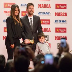 Leo Messi recogiendo su cuarta Bota de Oro junto a su mujer Antonella Roccuzzo y su hijo Mateo