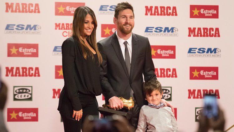 Leo Messi recogiendo su cuarta Bota de Oro junto a su mujer Antonella Roccuzzo y su hijo Mateo