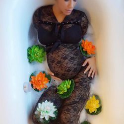 Tamara Gorro posa sensual y embaraza en una bañera