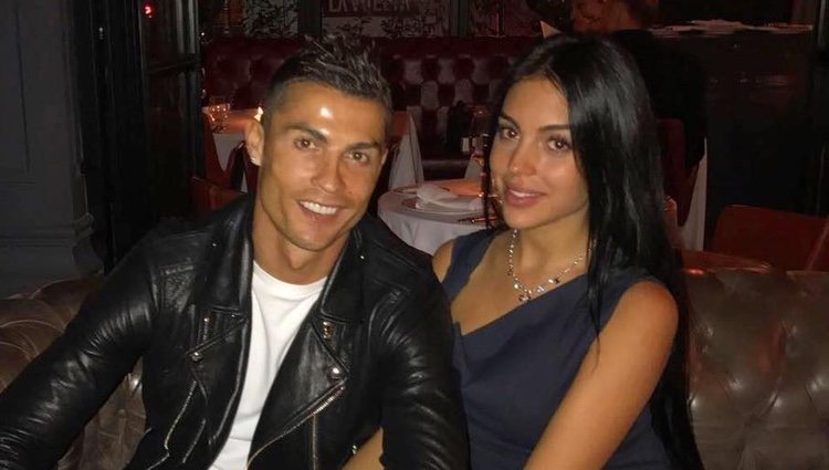 Cristiano Ronaldo y Georgina Rodríguez disfrutando de una cena