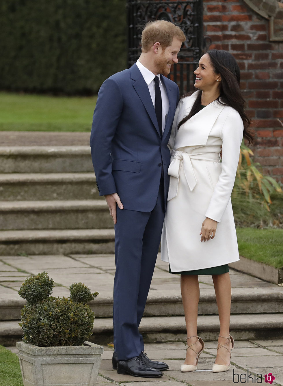 El Príncipe Harry y Meghan Markle se miran cariñosos en el posado oficial tras el anuncio de compromiso