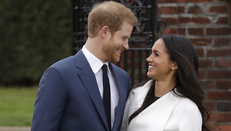 El Príncipe Harry y Meghan Markle se miran cariñosos en el posado oficial tras el anuncio de compromiso