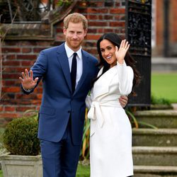 El Príncipe Harry y Meghan Markle en su posado en Kensington Palace tras anunciar su compromiso