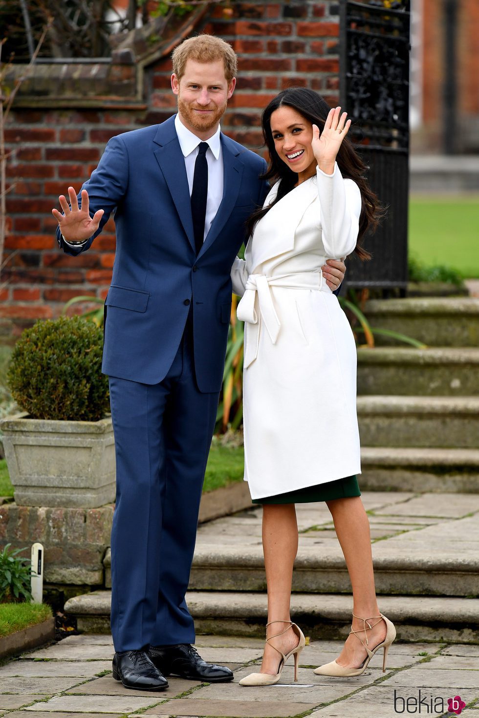 El Príncipe Harry de Inglaterra y Meghan Markle saludan a la cámara en su posado oficial