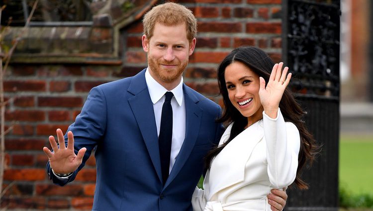 El Príncipe Harry y Meghan Markle en su posado en Kensington Palace tras anunciar su compromiso