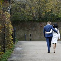 El Príncipe Harry de Inglaterra y Meghan Markle caminan hacia su residencia cogidos por la cintura