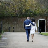 El Príncipe Harry de Inglaterra y Meghan Markle caminan hacia su residencia cogidos por la cintura