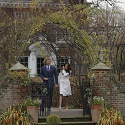 El Príncipe Harry de Inglaterra y Meghan Markle aparecen en su posado oficial