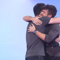 Ricky y Cepeda se abrazan en la Gala 5 de 'Operación Triunfo 2017'