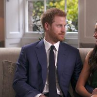 El Príncipe Harry y Meghan Markle se miran cariñosos en la entrevista tras el anuncio de su compromiso