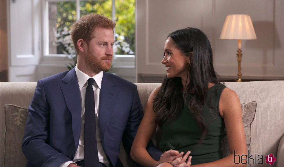 El Príncipe Harry y Meghan Markle se miran cariñosos en la entrevista tras el anuncio de su compromiso