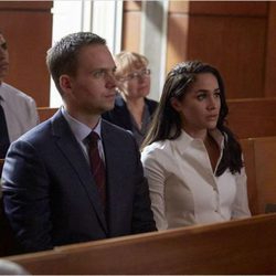 Meghan Markle y Patrick J. Adams en una escena de 'Suits'