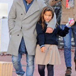 David Bustamante abrazando a su hija Daniella a la salida del colegio