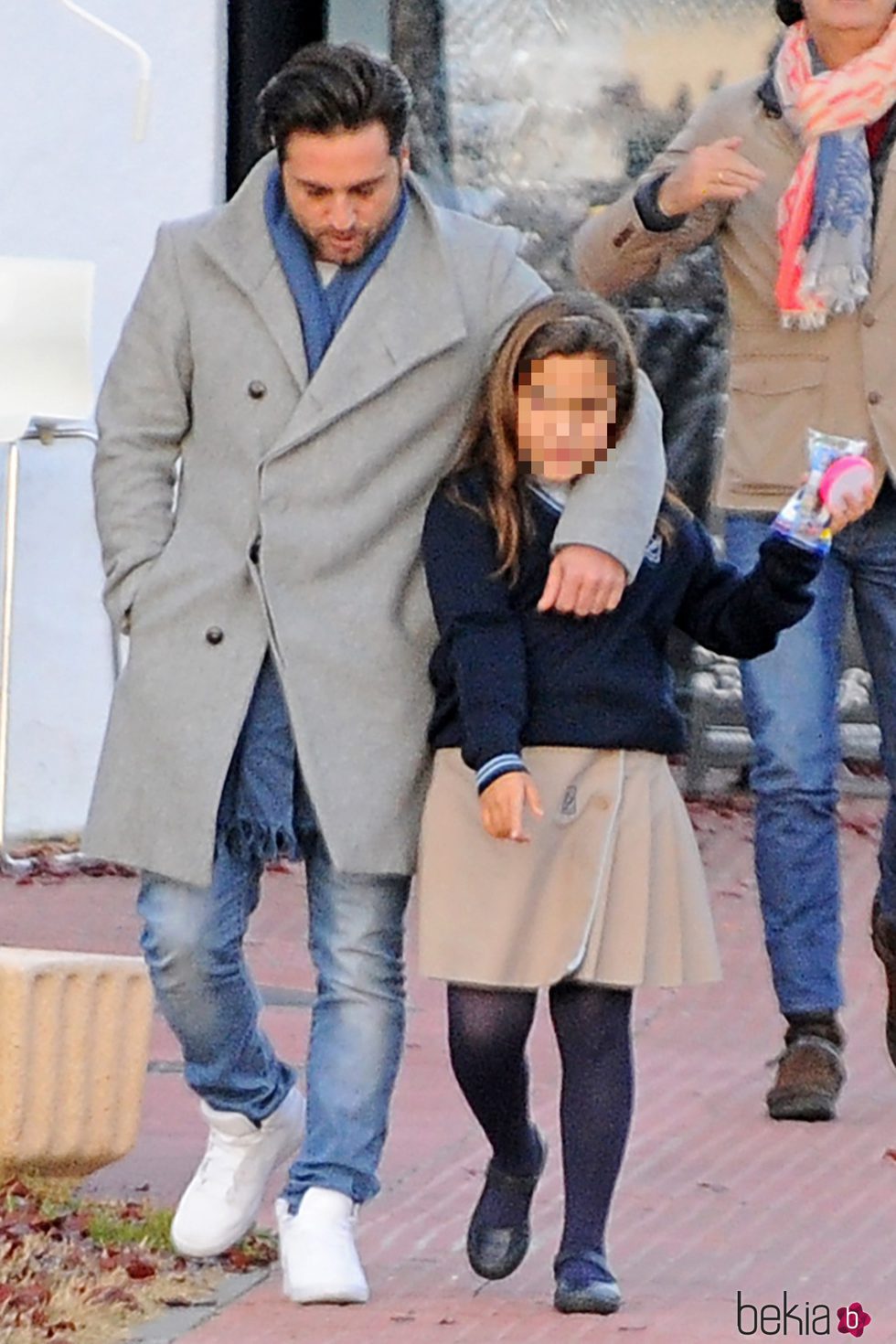David Bustamante abrazando a su hija Daniella a la salida del colegio
