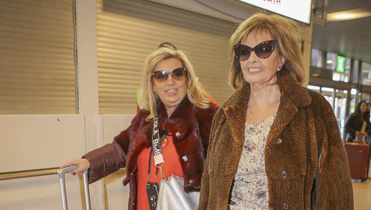 María Teresa Campos y Carmen Borrego en el aeropuerto rumbo a Nueva York para grabar 'Las Campos'