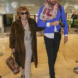 María Teresa Campos y Raúl Prieto en el aeropuerto rumbo a Nueva York para grabar 'Las Campos'
